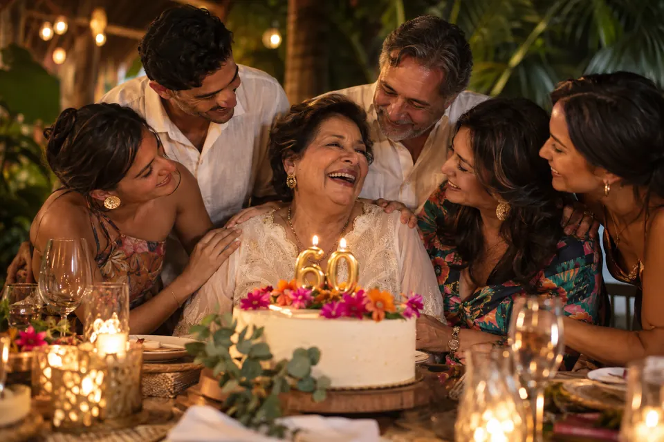 Una mujer celebrando sus 60 años con su familia